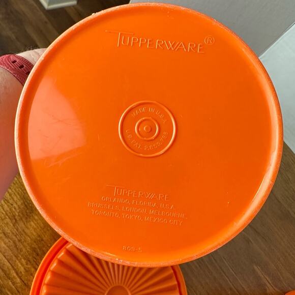 Vintage Tupperware Set of 2 Servalier Cannisters Orange 811-6 809-5 MCM Made USA - Picture 10 of 11